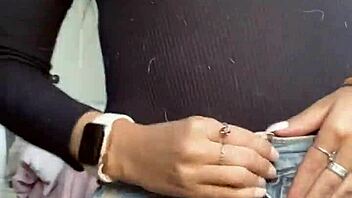 Se denne søte asiaten kle av seg og onanere med dildo for deg?