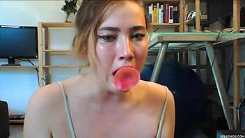 Yo, kolla mina vilda deepthroat-skills med den här dildon som får mig att gagga!