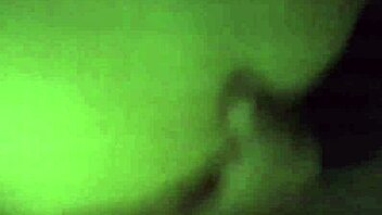 Prostitutas caseras ofrecen servicios sexuales en la calle.