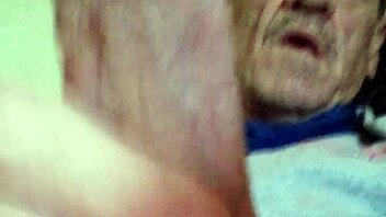 Папочка жаждет запретной любви с невинной крошкой