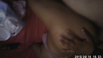 Prostitutas caseras ofrecen servicios sexuales en la calle.