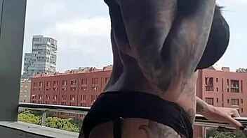 Neighbors watch MILF masturbate intensely