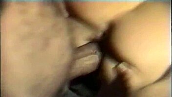 Йо, глянь на эту винтажную новозеландскую блондинку-милф в деле!