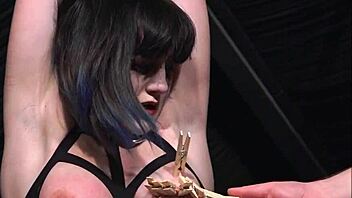 Svázaná amatérská otrokyně Louise vydrží tvrdé bičování a mučení