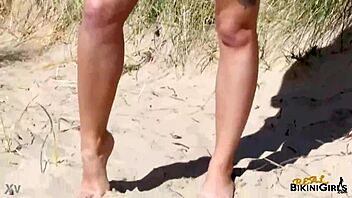 Anna Van Realbikinigirls Rockt Die Oranje Bikini Op Het Strand, Ziet Er Heet Uit