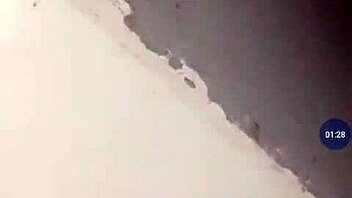 Seksikäs latinalainen hyväilee isoja tissejään hieronnassa