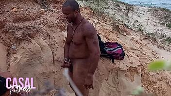 Exibicionismo: A couple indulges in public sex on the beach