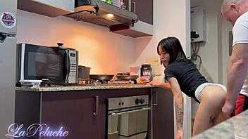 Prdel nevlastní dcery se třese od spermatu z intenzivního handjobu nevlastního táty.