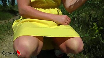 Outdoor Flashing Pussy and Sucking for Wild Thrills