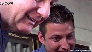 Ei, quer ver minha esposa swinger levando paus estranhos no cu?