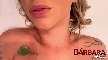 Petite 18+ babe runker sin seje fitte alene