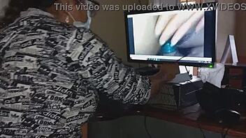 Chica pornera caught editing videos at work invites user for sex 😏
