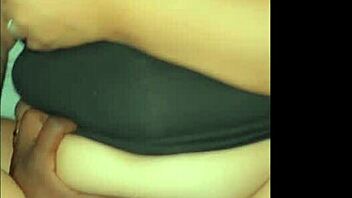 الزوجة اللاتينية الساخنة ذات الكس السميك تتعرض لضرب من زب أسود هائل في عمل عنصري مجنون. منحنياتها ترتجف مع كل دفعة عميقة.