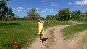 Outdoor Flashing Pussy and Sucking for Wild Thrills