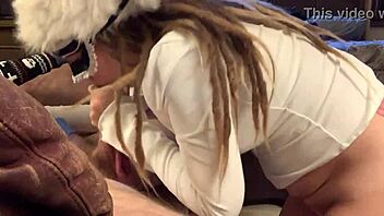 Slatka maskirana curica u čarapama uživa u prazničnom pušenju kurca