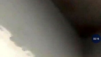 Seksi Chica Masajda Büyük Memelerini Okşuyor