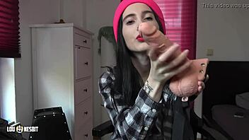 Engole tua própria porra Lou Nesbit e Lia Louise femdom selvagem