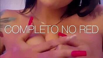 Gostosa se exibindo e se masturbando no chuveiro plug anal vibrador e brinquedinhos tudo para você gozar bem gostoso