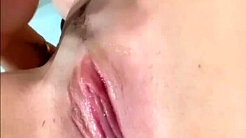 Gostosa se exibindo e se masturbando no chuveiro plug anal vibrador e brinquedinhos tudo para você gozar bem gostoso