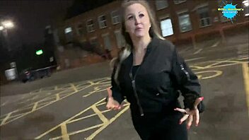 Veřejná procházka se spermou na kameru s kulisami