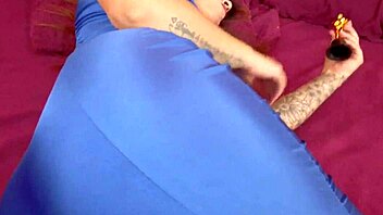 Actress inserts oscars into her juicy pussy until orgasm