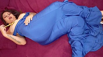 Actress inserts oscars into her juicy pussy until orgasm