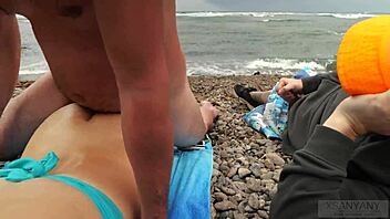 Neznámy ma namaže olejom a dáva rýchly plážový fuck - Xsanyany