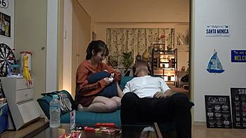 Câmera escondida pega garota cachorrinho fofa cavalgando forte com gemidos doces... tão adorável!