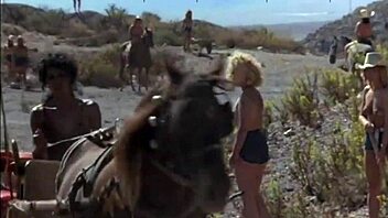 Vintage szépség hajol le kültéri vad retro baszáshoz!