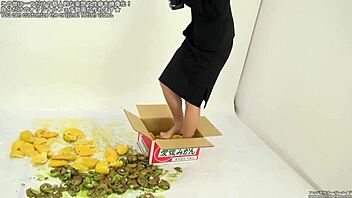 food crush fetish video with some tasty crushing action