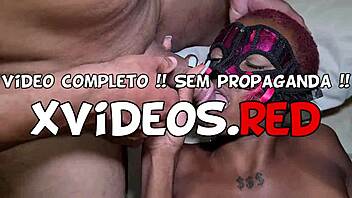 Svart brasiliansk rir cowgirl i interracial gruppeknull på hotell