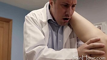 Гормональная беременная Крисси Линн трахает гинеколога жестко! 😳