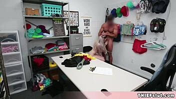 Почему милая блондинка-воришка терпит обыск с раздеванием и быстрый секс?