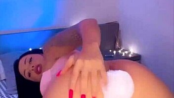 Gostosa se exibindo e se masturbando no chuveiro plug anal vibrador e brinquedinhos tudo para você gozar bem gostoso