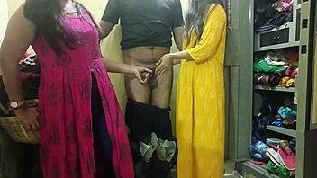 क्या कभी वाइल्ड थ्रीसम ट्राई किया है स्टनिंग इंडियन लड़की के साथ?