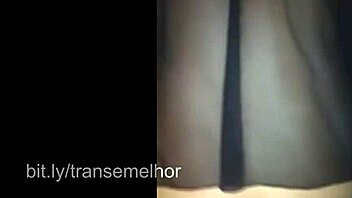 novinha sentando enquanto marido vem