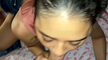 universitaria deja de estudiar para follar con su compañero de cuarto y le deja la cara llena de leche