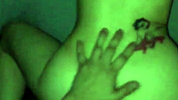 أخذ ضربات خلفية من لاتينية نحيفة، يا رجال جامحة!