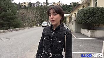 Manon, 20 anni, brama un cazzo duro