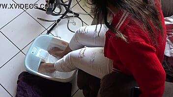Asian foot fetish: Wet and messy