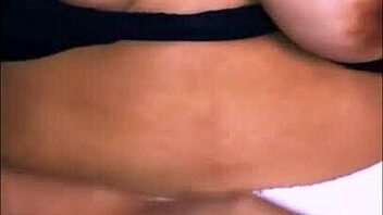 La madrastra de mi amiga tiene tetas enormes. No puedo evitar mirarlas cada vez que estudio allí!