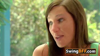 Buiten zwembad swinger orgie met echte stellen die partners ruilen voor intiem plezier.