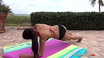 i love watching these beautiful big booty girls in funny amateur fitness videos