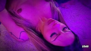 Pequena Meia-Irmã Implora por Sexo Anal com Grande Ejaculação nos Pés