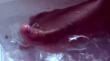 Asian foot fetish: Wet and messy