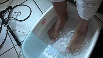 Asian foot fetish: Wet and messy