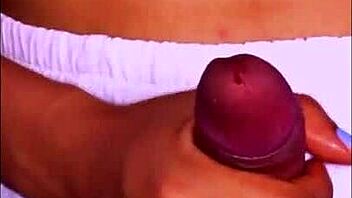 La madrastra de mi amiga tiene tetas enormes. No puedo evitar mirarlas cada vez que estudio allí!