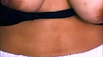 La madrastra de mi amiga tiene tetas enormes. No puedo evitar mirarlas cada vez que estudio allí!