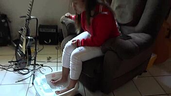 Asian foot fetish: Wet and messy