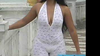 Novinha's public display of sensuality in Sanctuary SP